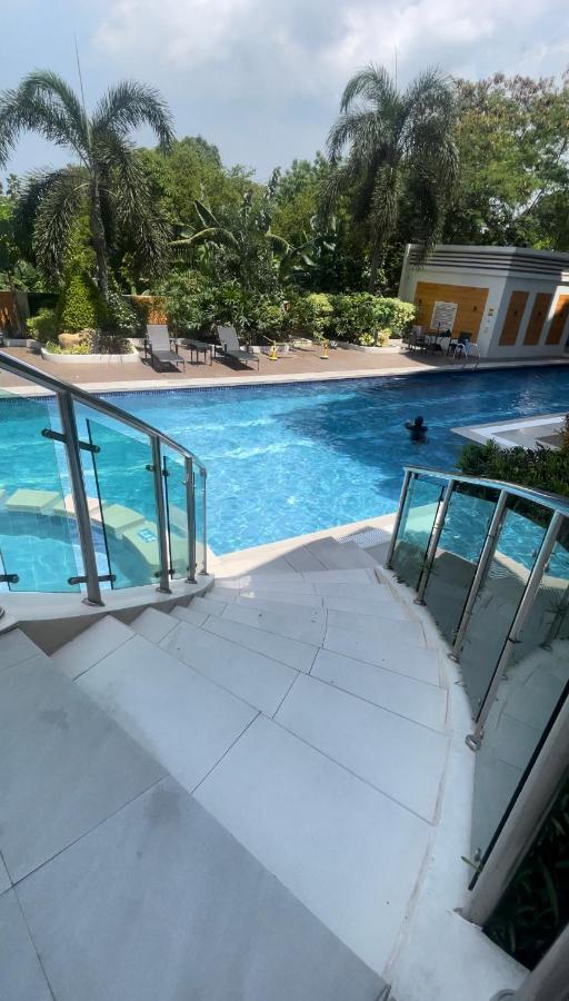 Lancris Residences 2 Bedroom Entire Apartment Near Airport With Pool Paranaque City Dış mekan fotoğraf