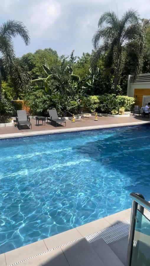 Lancris Residences 2 Bedroom Entire Apartment Near Airport With Pool Paranaque City Dış mekan fotoğraf